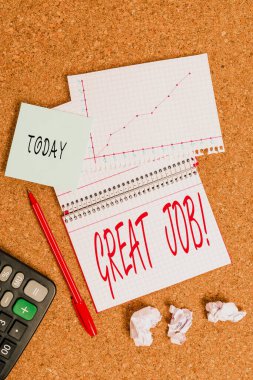 Harika bir iş çıkardığını gösteren bir mesaj. Kavramsal fotoğraf birini çok iyi yaptığı bir şey için övmek için kullanılır. Masaüstü defteri kağıt ofis karton karton çalışma masası malzeme tablosu..