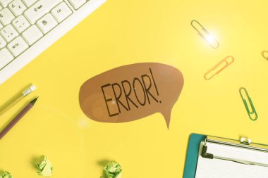 Hata gösteren kavramsal el yazısı. İş fotoğrafı metni durumu veya davranış kararında veya programında hatalı olma durumu Kopya alanı ve renkli ataçlarla boş kağıdın üzerinde yatıyordu.