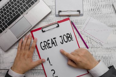 Harika bir iş çıkardığını gösteren bir mesaj. Birini çok iyi yaptığı bir şey için övmek için kullanılan kavramsal fotoğraf modern yüksek teknoloji laptop cihazının yanında el ele yazma ekipmanı..