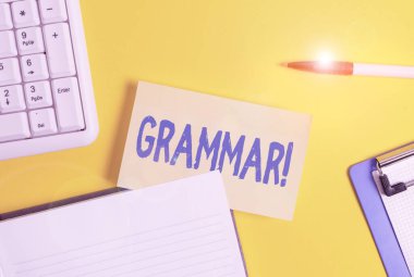 Kelime yazma grameri. Tüm sistem yapı dili sözdizimi ve morfoloji için iş konsepti Sarı tabloda kopya alanı olan boş turuncu kağıt.