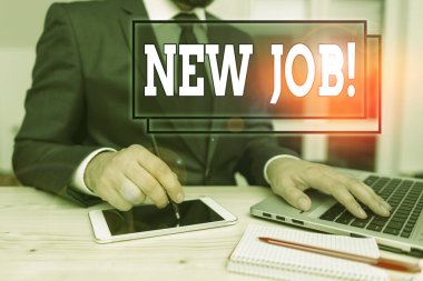 Yeni İş 'i gösteren metin işareti. Yakın zamanda maaşlı düzenli bir iş pozisyonunda çekilmiş kavramsal fotoğraf. Erkek insan resmi kıyafetler giyer. Sunum için yüksek teknoloji akıllı telefonu kullanın..