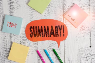 Özeti gösteren metin işareti. Konunun ana noktalarının kavramsal fotoğraf özeti veya hesabı tükenmez kalemler boş renkli konuşma balonu yapışkan notlar ahşap arkaplan.
