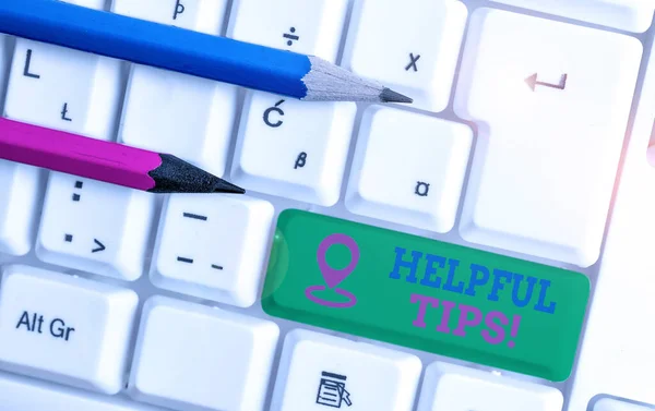 Signo de texto que muestra consejos útiles. Consejos conceptuales de fotos dadas a ser útiles conocimientos en la vida Teclado de PC blanco con papel de nota vacío sobre el espacio de copia de la tecla de fondo blanco . —  Fotos de Stock