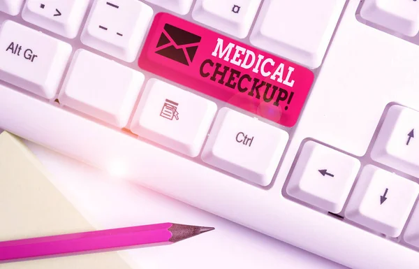 Text pro psaní rukou lékařský Checkup. Koncepce znamenající důkladnou fyzickou prohlídku zahrnuje různé testy bílá PC klávesnice s prázdným papírovým papírem nad bílou kopií klíče pozadí. — Stock fotografie