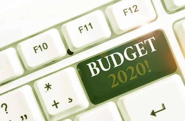 Word Writing Text Budget 2020. Business-Konzept für die Schätzung der Einnahmen und Ausgaben für das nächste oder aktuelle Jahr weiße PC-Tastatur mit leerem Notizpapier über weißem Hintergrund Schlüssel Kopierraum. — Stockfoto