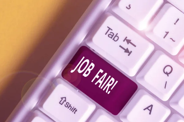 Escrita de mão conceitual mostrando Job Fair. Foto de negócios mostrando evento em que os empregadores recrutadores dão informações aos funcionários Teclado pc branco com papel de nota acima do fundo branco . — Fotografia de Stock