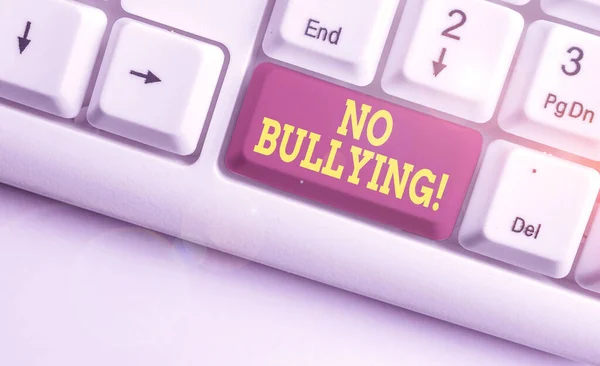 Signo de texto que muestra No Bullying. Foto conceptual detener el comportamiento agresivo entre los niños desequilibrio de potencia Teclado blanco de PC con papel de nota vacío por encima del espacio de copia de la tecla de fondo blanco . — Foto de Stock