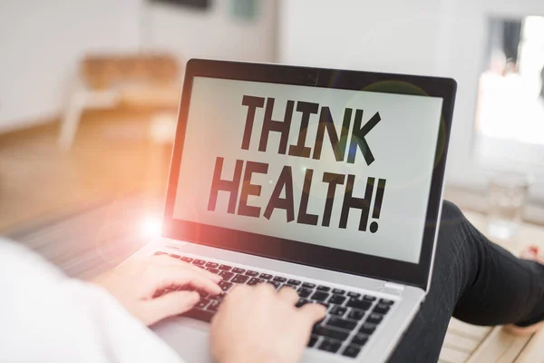 Znak tekstowy pokazujący Think Health. Konceptualny stan fotograficzny kompletnego zdrowia psychicznego i społecznego kobieta laptop komputer biuro dostarcza urządzenia technologiczne wewnątrz domu. — Zdjęcie stockowe