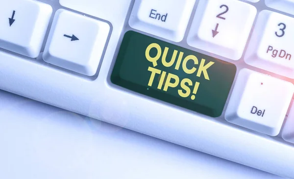 Konzeptionelle Handschrift mit schnellen Tipps. Business-Foto präsentiert kleine, aber besonders nützliche praktische Ratschläge weiße PC-Tastatur mit Notizpapier über weißem Hintergrund. — Stockfoto