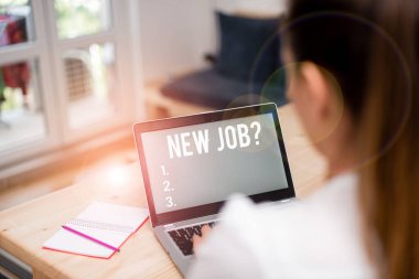 Kelime yazma metni Yeni İş Sorusu. Resmi toplantı için iş konsepti soruldu. Kadın dizüstü bilgisayar ofisi ev içinde teknolojik cihazlar tedarik ediyor mu diye..