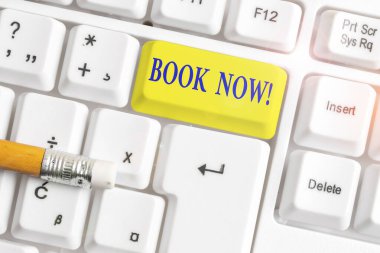 Şimdi Kitap'ı gösteren not yazma. Zaten beyaz arka plan üzerinde not kağıdı ile Beyaz pc klavye satın almış çünkü yer olması garanti İş fotoğraf vitrin.