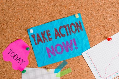 Take Action Now 'ı gösteren kavramsal el yazısı. Ticari fotoğraf sergisi resmi ya da uyumlu bir şey yapın Sorun mantar pano boyutunda kağıt raptiye tabela bildirim panosu ile hedefleyin.