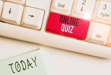 Çevrimiçi Sınav 'ı gösteren kavramsal el yazısı. İş fotoğrafı metin oyunu ya da beyaz arkaplanının üzerinde nota kağıdı bulunan internet beyaz pc klavyesinde yayınlanan bir zihin sporu.
