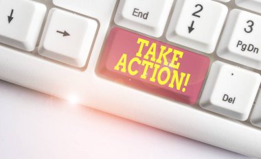 Eyleme Geçme'yi gösteren metin işareti. Kavramsal fotoğraf beyaz arka plan tuşu kopyalama alanı üzerinde boş not kağıdı ile sorun Beyaz pc klavye ile amaç elde etmek için resmi veya uyumlu bir şey yapmak.