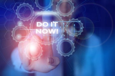 Kelime yazma metni. Şimdi yap. Tereddüt etmeden çalışmaya başlamak ya da bir şeyler yapmak için iş konsepti Resim sistemi ağı şeması modern teknoloji akıllı aygıtı.