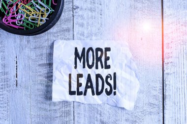 Daha çok ipucu gösteren kavramsal el yazısı. İş fotoğraflarında tüketici ilgisinin başlatılması ya da ürün araştırması tahta arka fonun üzerine yerleştirilmiş kağıt ve karton kırışıklıkları.