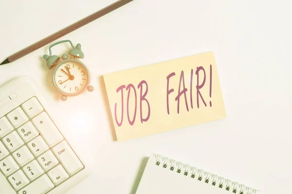 Signe texte montrant Job Fair. Événement photo conceptuel dans lequel les employeurs recruteurs donnent des informations aux employés Clavier pc blanc avec papier de note vide et crayon au-dessus de fond blanc . — Photo