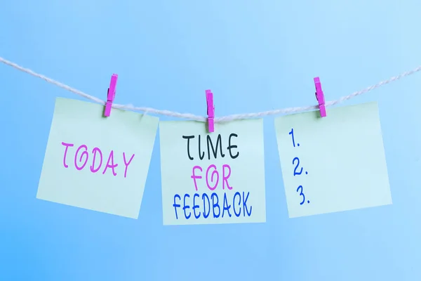 Scrivere una nota che mostra Time For Feedback. Business photo che mostra informazioni sulle reazioni a un prodotto o servizio Clothesline clothespin rettangolo a forma di carta promemoria scrivania in legno bianco . — Foto Stock