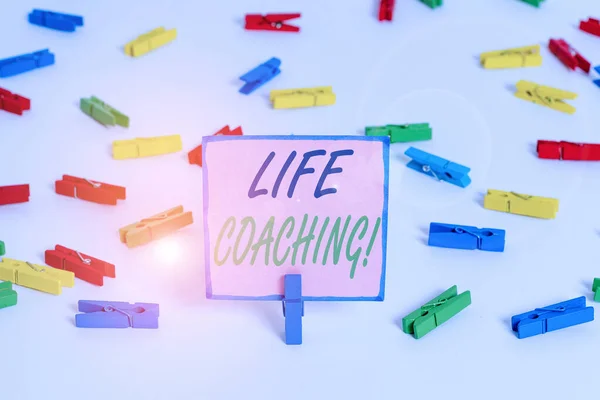 Signo de texto que muestra Life Coaching. Demostración de fotos conceptuales empleadas para ayudar a mostrar a alcanzar sus objetivos en la carrera Papeles de pinza de ropa de colores recordatorio vacío piso blanco oficina de fondo . — Foto de Stock