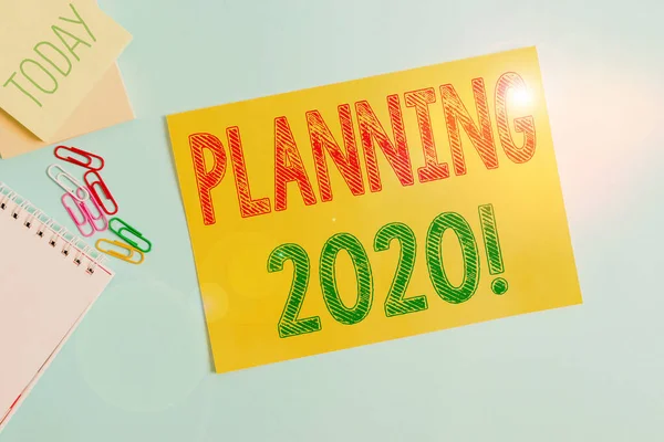 Konzeptionelle Handschrift, die die Planung 2020 zeigt. Business-Foto, das den Prozess der Planung für etwas im nächsten Jahr zeigt Karton und Schreibgeräte vor pastellfarbenem Hintergrund platziert. — Stockfoto