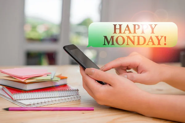 Schreiben Notiz zeigt Happy Monday. Business-Foto zeigt bezeichnend, dass demonstrierende Ordnung, um ihm gute neue Woche Frau mit Smartphone und technologischen Geräten im Haus wünschen. — Stockfoto