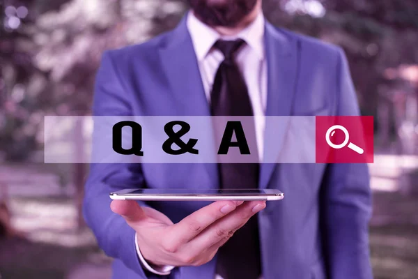 Escritura a mano de texto Q y A. Concepto significado definido como preguntas que se hacen y respuestas Empresario en suite azul con una corbata sostiene la falda en las manos . — Foto de Stock