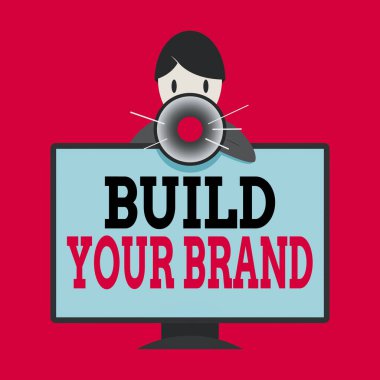 Markanızı İnşa Edin 'i gösteren bir not yazıyorum. Reklam kampanyaları kullanarak marka özsermayesini arttıran iş fotoğrafı monte edilmiş PC Monitörünün Arkasında Adam Konuşuyor ve Megafon Tutuyor.