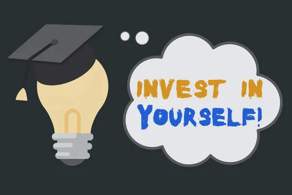 Handstilstexten Invest In Yourself. Begreppet betyder lära sig nya saker eller material vilket gör din mycket bättre 3D Graduation Cap tänker Vila på glödlampa med Blank Cloud tankebubbla. — Stockfoto