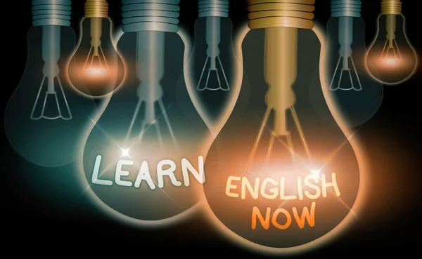 El yazısı metni şimdi İngilizce öğren. İngilizce dil öğrenme ve öğrenme anlamında kavram. — Stok fotoğraf