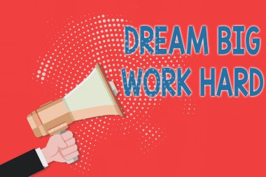 Dream Big Work Hard 'ı gösteren bir not yazıyorum. İş fotoğrafı gösterimi Kendine inan ve hayalleri ve hedefleri takip et Male Hu Analiz El Tutma Megafonu Yarıton Deseni.