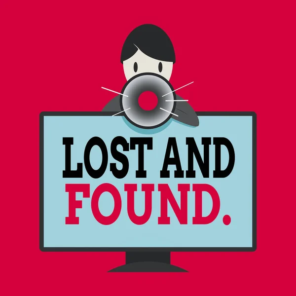 Skriva lapp som visar Lost And Found. Affärsfoto visar en plats där förlorade objekt lagras tills de återtog Man Bakom monterad PC Monitor Talking and Holding Megaphone. — Stockfoto