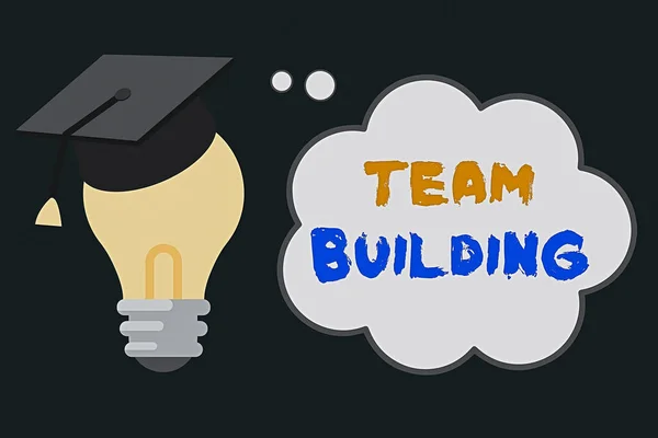 Tekst pisma Team Building. Koncepcja oznacza różne rodzaje działań stosowanych w celu wzmocnienia relacji społecznych 3D Graduation Cap Thinking Spoczywanie na żarówce z pustą chmurą Myśl Bubble. — Zdjęcie stockowe