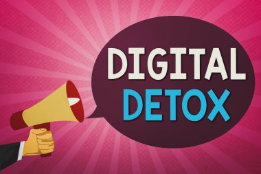 Dijital Detox 'u gösteren not yazılıyor. Elektronik ve dijital cihazların kullanımını yasaklayan iş fotoğrafı gösterimi Hu Analizi El Tutma Megafonu ve Oval Konuşma Balonu.