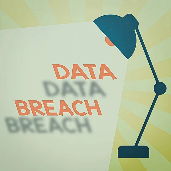 Data Breach 을 보여 주는 필기 노트입니다. 비즈니스 사진 공개 비인가 된 기밀 및 보안 세부 사항 테이블 Pendant Lampshade Adjustable with Light Beam Ray space for Text. — 스톡 사진