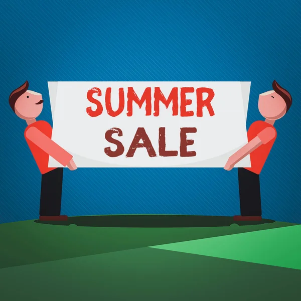 Írj SMS-t Summer Sale-nek. Koncepció azt jelenti, egy speciális típusú kedvezmény az áru a nyár folyamán két férfi álló hordozó téglalap alakú üres panel fórumon mindkét oldalon. — Stock Fotó