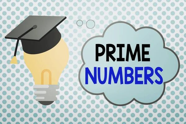 素数を示す概念的な手書き文字。1つの要因とそれ自身を含む正の整数を紹介するビジネス写真3D卒業キャップクラウド思考バブルと電球上の休憩. — ストック写真