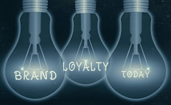 Концептуальный почерк, показывающий лояльность бренда. Текст деловой фотографии позитивные чувства к бренду и купить тот же продукт
.