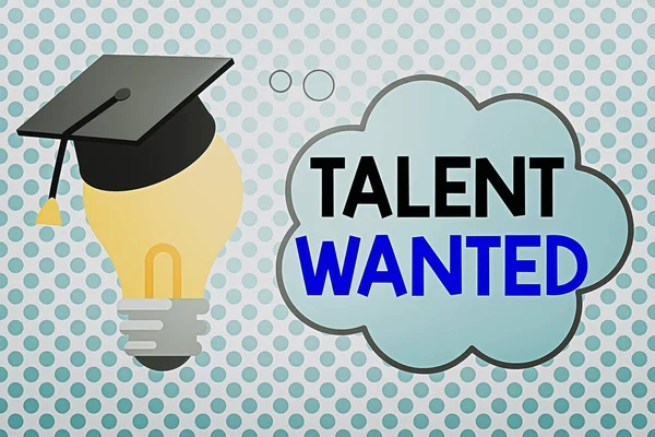 Begreppsmässig handstil som visar Talent Wanted. Affärsfoto visa upp metod för att identifiera och extrahera relevanta begåvade 3D Graduation Cap Vila på glödlampa med Cloud Thought Bubble. — Stockfoto