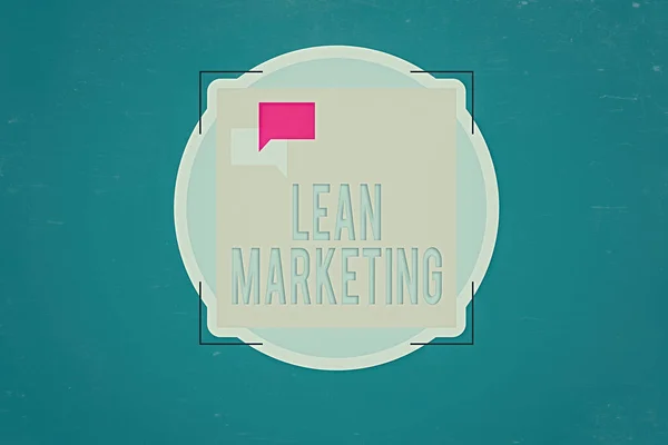 Текст написання слів Lean Marketing. Бізнес-концепція, яка відповідає за тестування стратегії роздрібної торгівлі та місця, яка працює експертно Дві порожні мовні бульбашки, що перекриваються на порожній квадратній формі над колом . — стокове фото