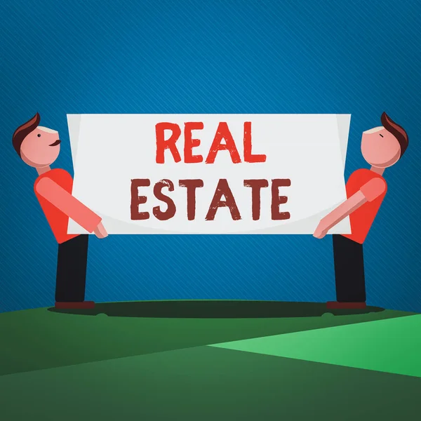 Почерк текста Real Estate. Концепция, означающая совокупное имущество, состоящее как из природных ресурсов, так и здания, двух человек, стоящих, несущих прямоугольную доску с обеих сторон . — стоковое фото