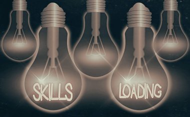 Skills Loading 'i gösteren bir not yazıyorum. İş fotoğrafı sergisi, bir görevi yerine getirirken ne kadar zorluk çektiğine işaret ediyor.