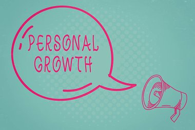 Kişisel Büyümeyi gösteren bir not yazıyorum. Bir Şeffaf Konuşma Kabarcığı Parlayan ikonu ve Taslak Megafon 'un gelişimini gösteren uzun vadeli bir süreç gösteren iş fotoğrafı.