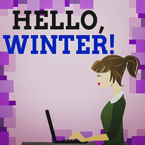 Woord schrijven tekst Hallo, Winter. Zakelijk concept voor begroeting gebruikt wanneer het koude seizoen van het jaar voorbijgaat door foto van Young Busy Woman Zittende Zijaanzicht en Werken aan haar laptop. — Stockfoto
