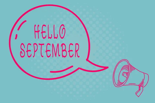 写便条，上面写着"你好，九月"商务图片，展示庆祝今年第九个月时使用的问候语，以及透明的演讲泡泡闪烁着的图标和轮廓. — 图库照片