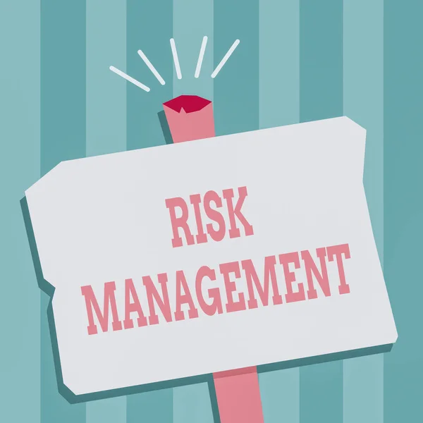 문자 위험 관리 (Risk Management). 향후 비즈니스에 대한 위협을 평가하고 제어하기 위한 비즈니스 개념 Blank Old Weaghed Signpost Geomestical Shape Halftone with one stand. — 스톡 사진