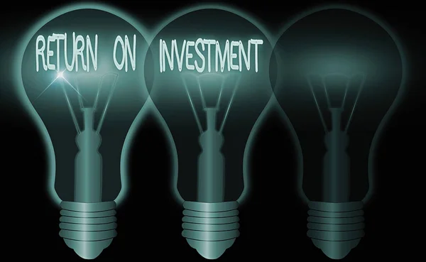 Woord schrijven tekst Return On Investment. Bedrijfsconcept voor de herziening van een financieel verslag of een beleggingsrisicoanalyse. — Stockfoto