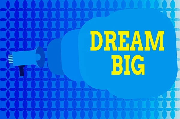 Woordschrijvende tekst Dream Big. Zakelijk concept voor positieve houding om zichzelf te motiveren om hogere doelen na te streven en te bereiken Megafoon maken van publieke aankondiging Speech Bubble wordt groter en dichter. — Stockfoto