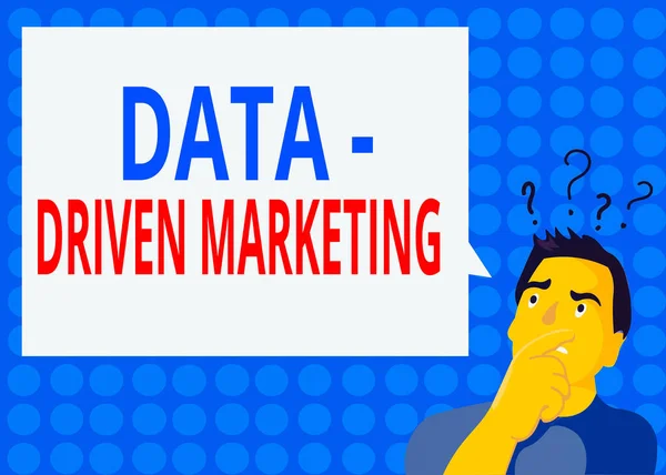 Escritura a mano Escritura de texto Marketing impulsado por datos. Concepto proceso de significado por el cual los marketers obtienen ideas y tendencias Hombre Expresión de la mano confundida en la boca Icono de signo de interrogación Texto en blanco Burbuja . — Foto de Stock