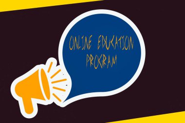 El yazısı Metni Çevrimiçi Eğitim Programı. Yazılım geliştirme ve programlama kursları anlamına gelen Kavram Yüksek Ses simgesi ve Etiket Biçiminde Boş Konuşma Baloncuğu ile Megafon.