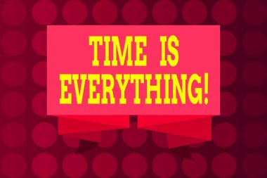 Metin yazmak her şeydir. Zamanın önemi konsepti, bir etkinliğin sonucunu büyük ölçüde etkiledi. Kurdele kuşağı katlandı ve Süslenmiş Dekoratif Sancak Şeridi.